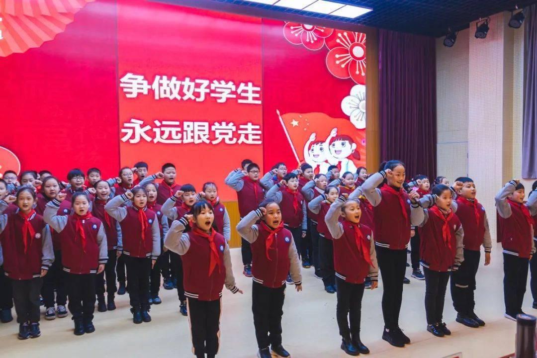 豆娃踢足球